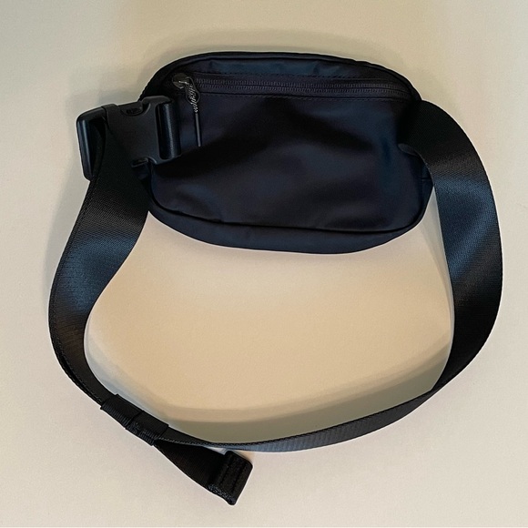 Lululemon Everywhere Belt Bag 1L - Picture 2 of 8
